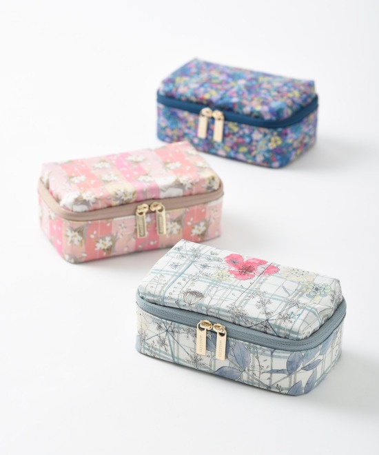 【本日までAUTUMN SALE 最大73%OFF】【使うたびに幸せ 日常にも通勤にも寄り添う、実用派ポーチ】BRUNO Sweet escape リバティプリント スクエアポーチ ダンシング ダッフォディル ベージュ 22%OFF 2,970円 → 2,287円（税込）